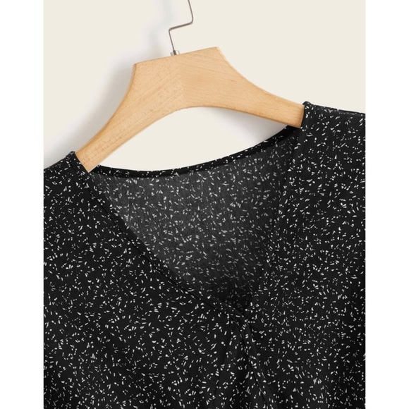 Black and White V neck Top - Picture 4 of 4